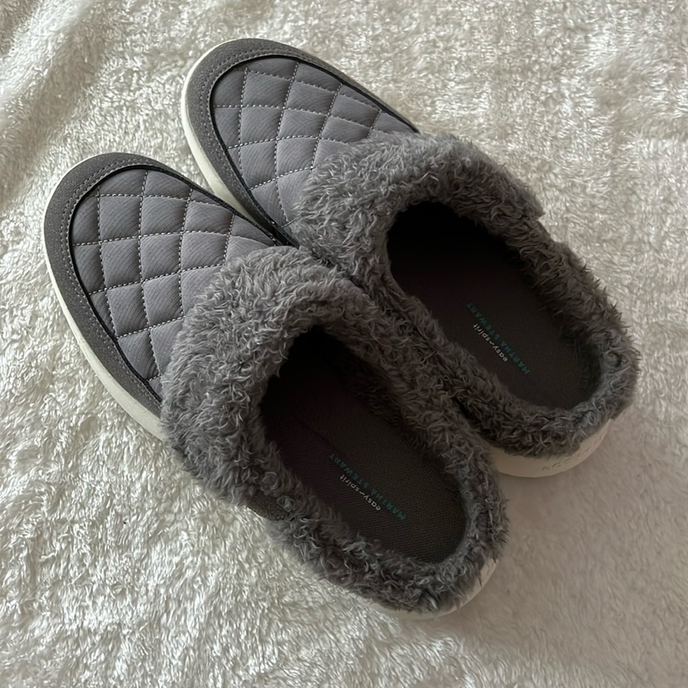 New (no box) Easy Spirit lined clogs. Size 9.